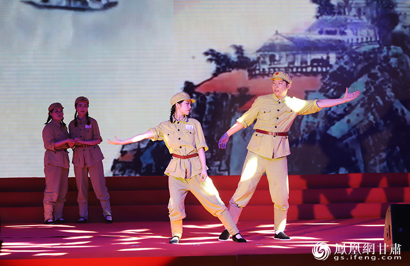 兰州市安宁支行倾情演绎舞蹈《峥嵘岁月》，讲述红色故事。甘肃银行供图