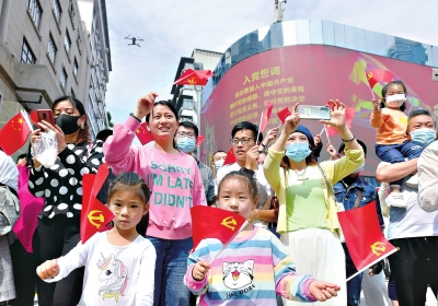 在江汉路步行街,市民合唱《唱支山歌给党听》《没有共产党就没有新中国》等歌曲。