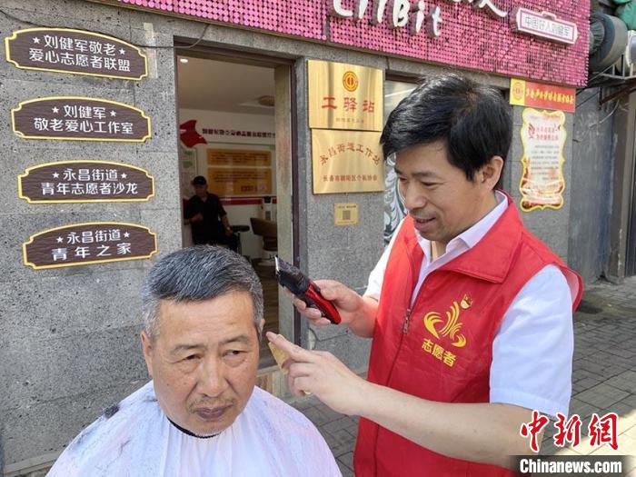 长春热心理发师27年为老人免费理发