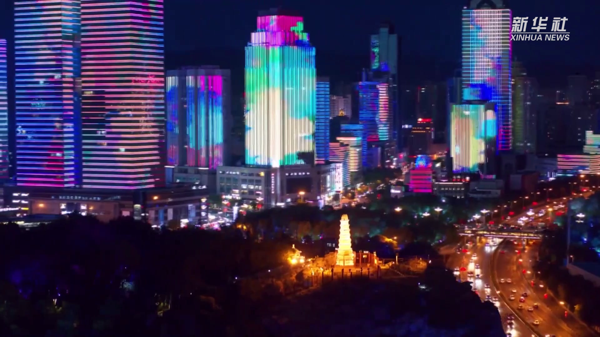 新疆乌鲁木齐：璀璨华灯闪耀全城 流光溢彩告白祖国