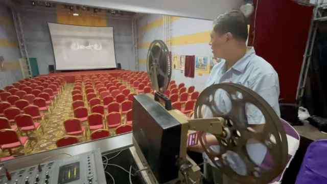 6旬东北老汉花30万搜集300部老胶片，建电影院为市民免费放映