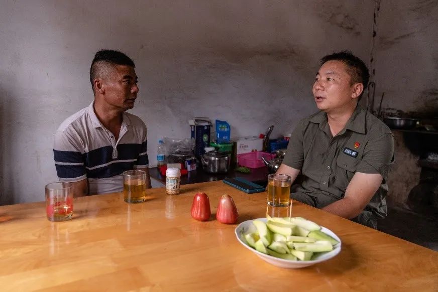 Wang Bin visited the local villagers in the No. 6 team in the Mengyang Nature Reserve