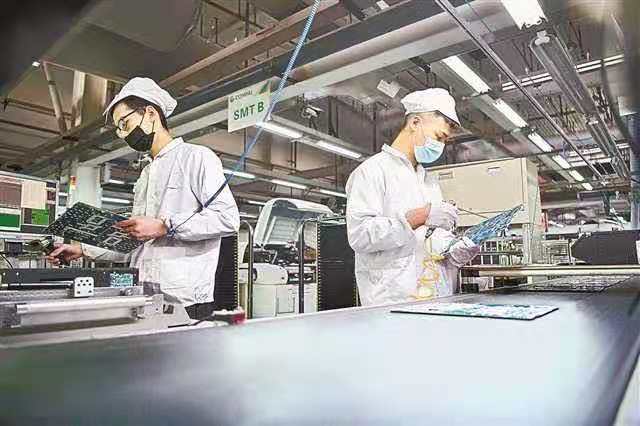 重庆仁宝公司，工人正在自动化生产线上忙碌。谢智强 摄