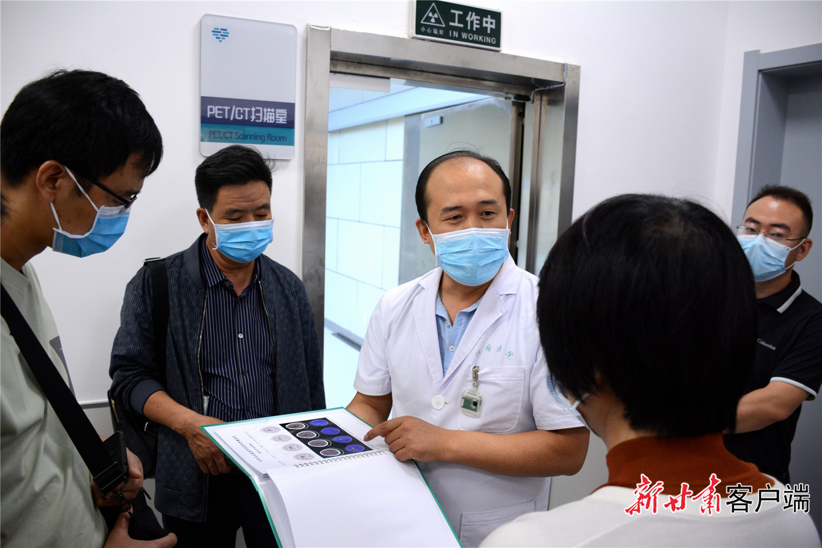 PET-CT中心医生向记者们介绍情况 新甘肃&middot;甘肃日报记者 金奉乾 摄