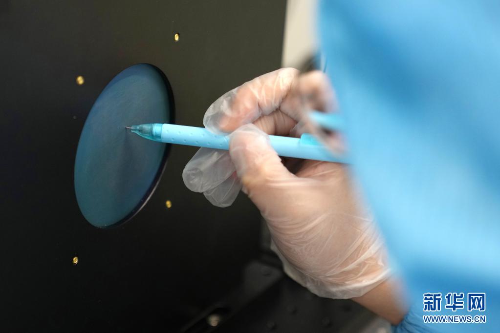 6月24日，在北京航空航天大学，集成电路学院科研人员在用磁性笔尖检测纳米薄膜的磁性。新华社记者鞠焕宗摄