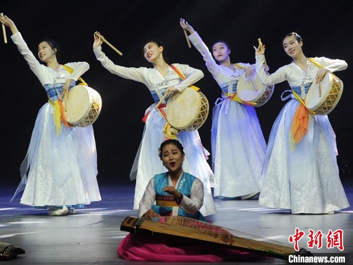 演员身着民族服饰演绎朝鲜族传统舞蹈 刘栋 摄