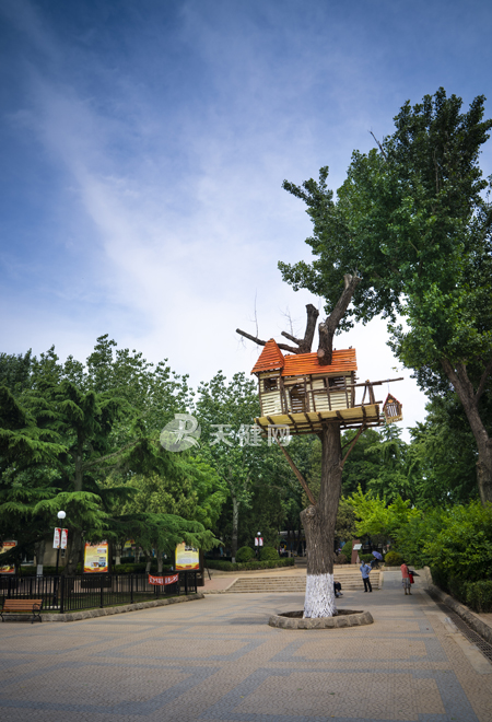 南關嶺公園南關嶺公園屬於山體公園,公園原北側護坡已老化,雨季存在