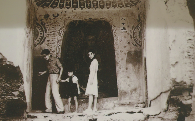 1944年，常书鸿带女儿常沙娜和儿子常嘉陵在莫高窟。