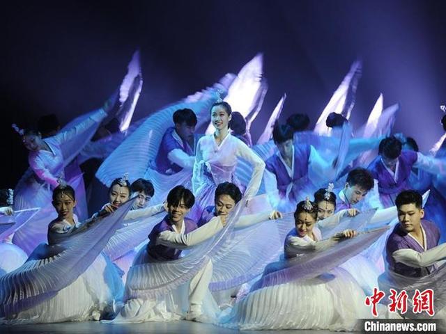 演员身着民族服饰演绎朝鲜族传统舞蹈 刘栋 摄