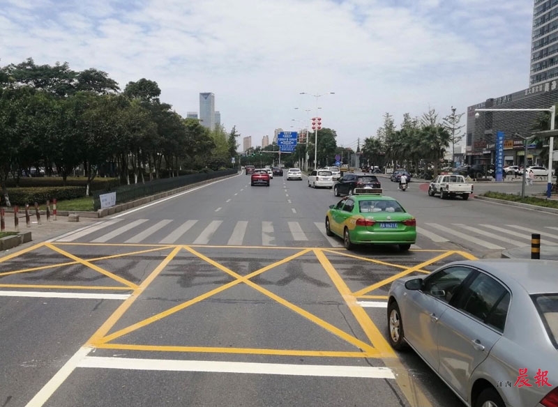 位于南昌市高新区紫阳大道路口的阶梯式停止线 南昌高新交警供图