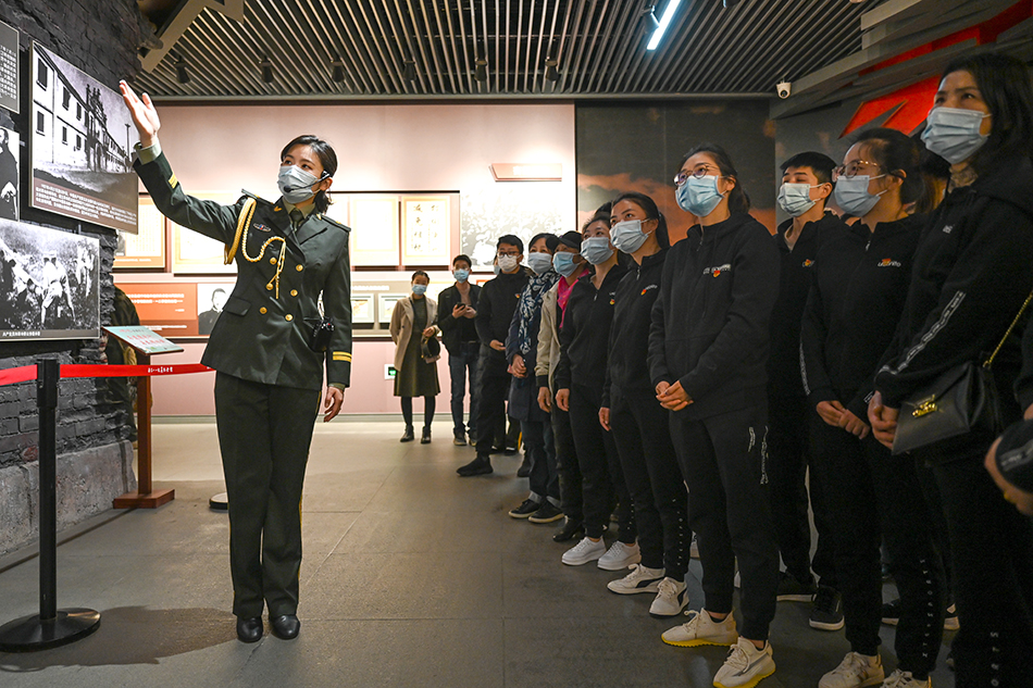 2021年3月26日，江西省南昌市，八一起义纪念馆，周甜在给游客讲解。