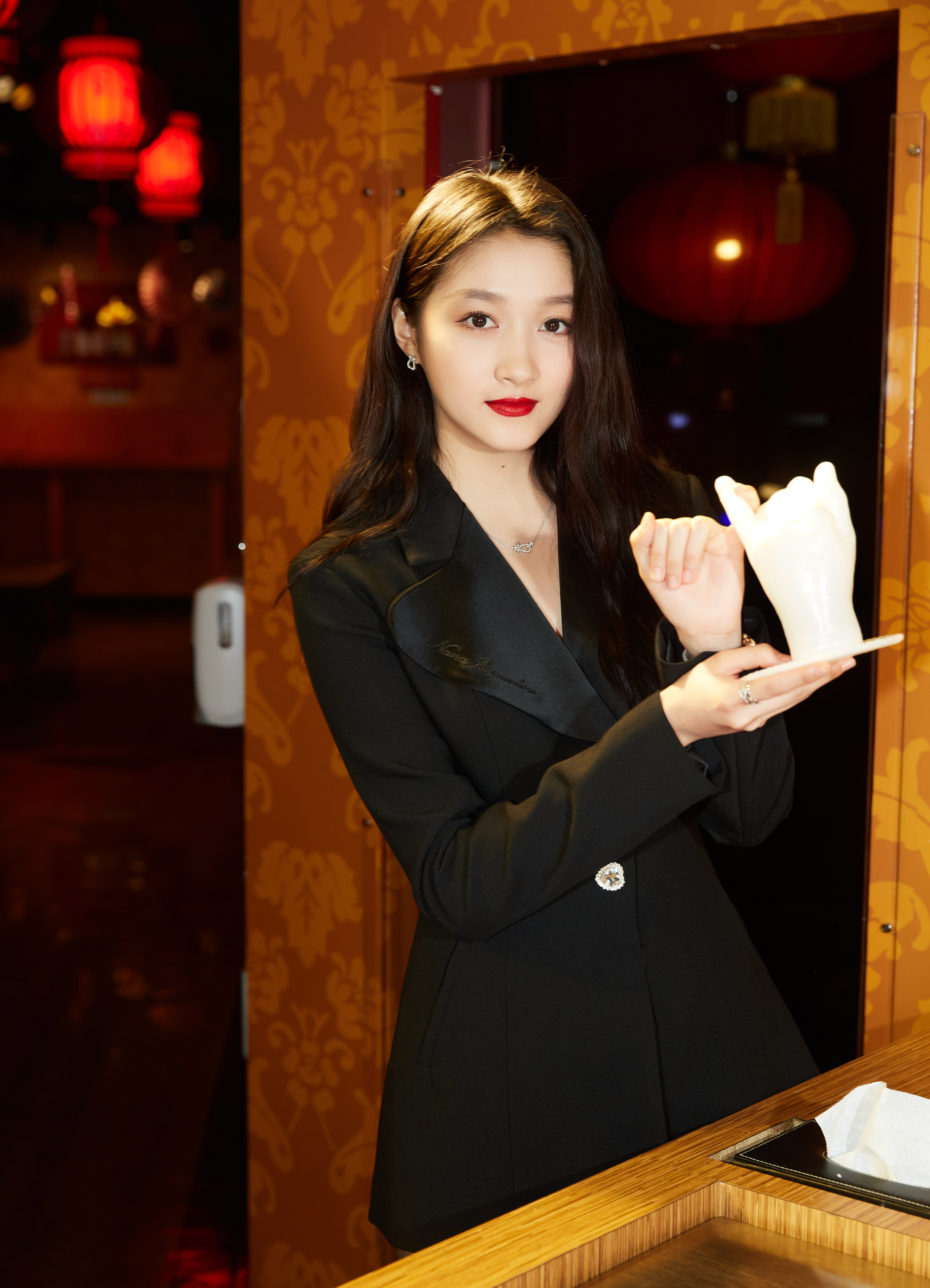 星光璀璨时尚绽放 关晓彤蜡像入驻北京杜莎夫人蜡像馆