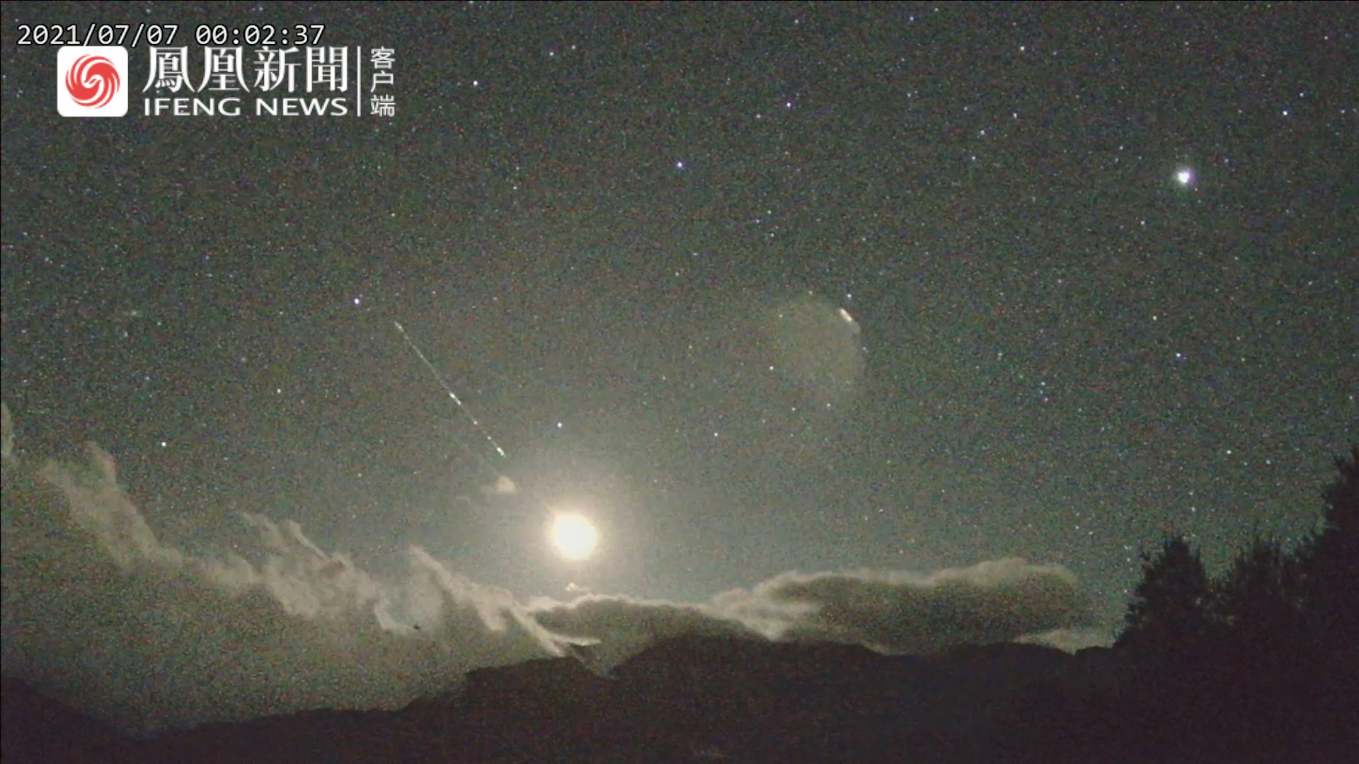 巨型火球深夜坠落台湾：连续爆燃强光闪耀天际，全台多地目睹全程
