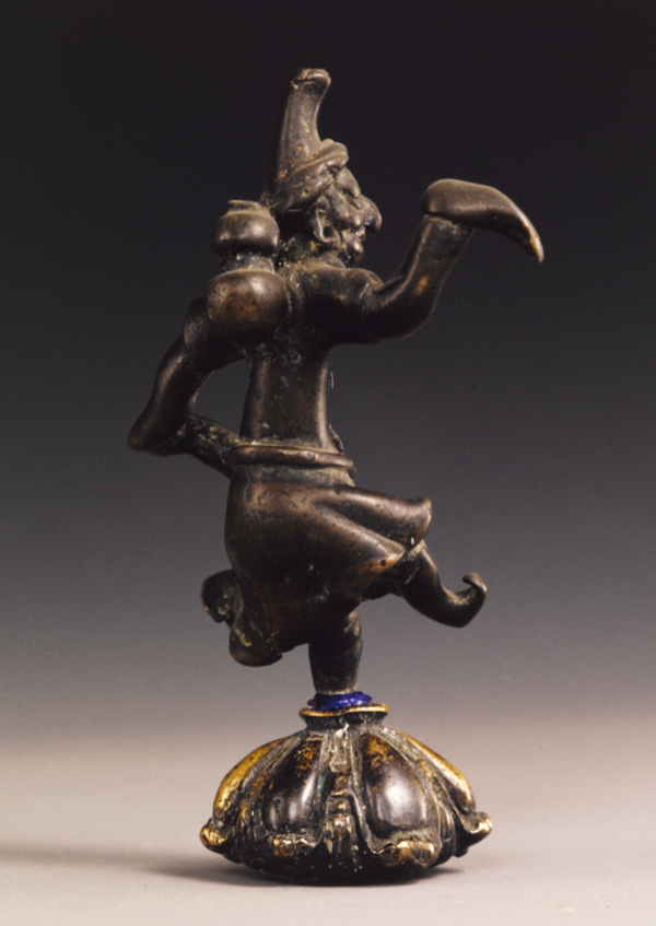 图五 山丹县博物馆藏青铜像背面