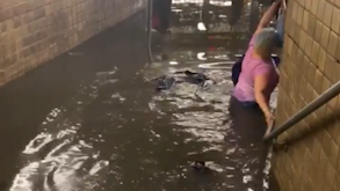积水齐腰！纽约地铁站被淹，民众骑摩托艇出行