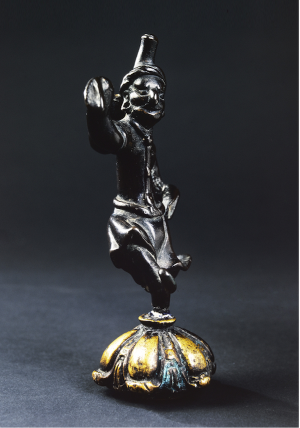 图七 山丹县博物馆藏青铜像侧面