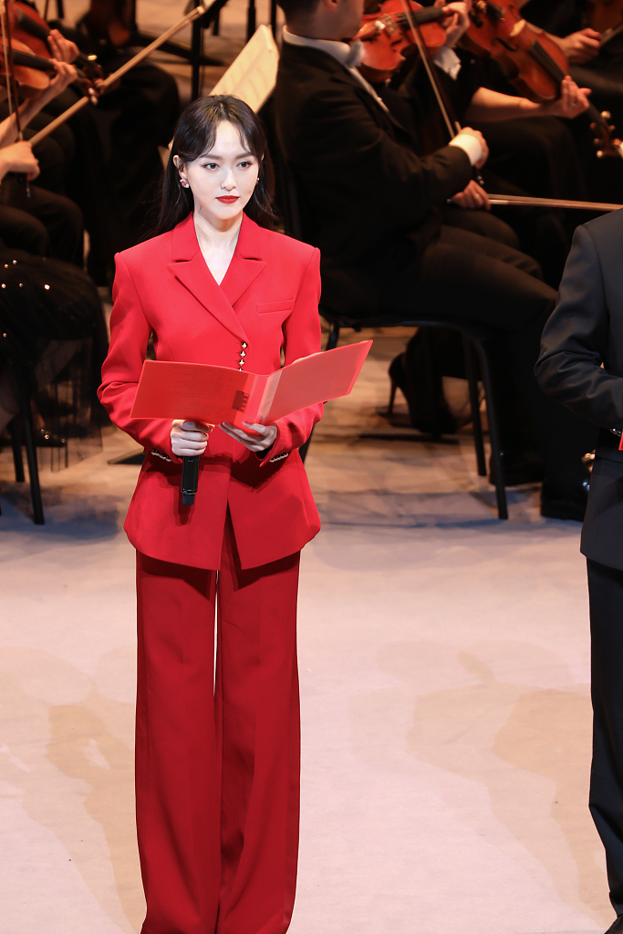她身穿大红色西服套装尽显优雅干练. 唐嫣穿大红西装造型惊艳. 唐嫣.