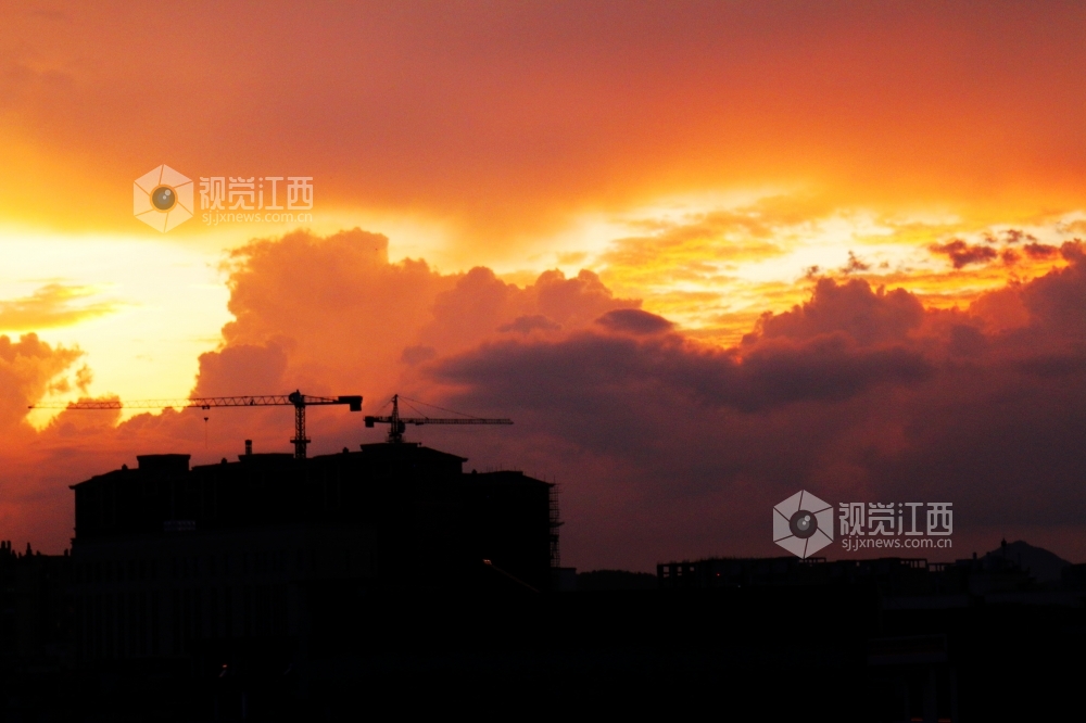 遂川:雨后天空惊艳 “绚丽晚霞”格外迷人