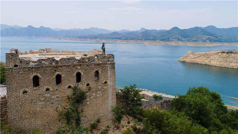 河北省唐山市迁西县喜峰口一村长城保护员马海军在巡查长城(6月12日摄