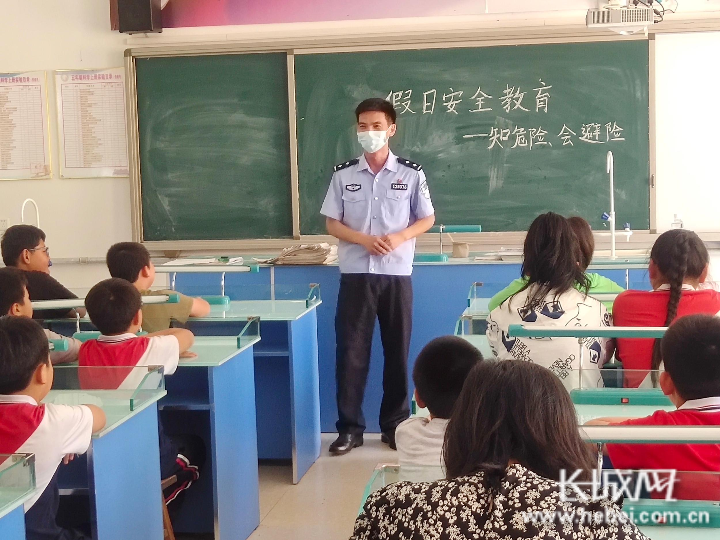 刘台庄海防派出所民警在新立庄完全小学为孩子们讲解安全知识。