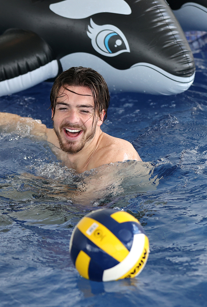 足球运动员在水里玩起了排球