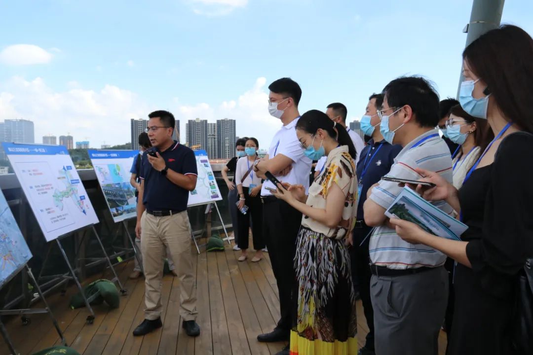 三龙湾南海片区建设局规划建设部部长邹冠飞为代表团介绍规划发展计划