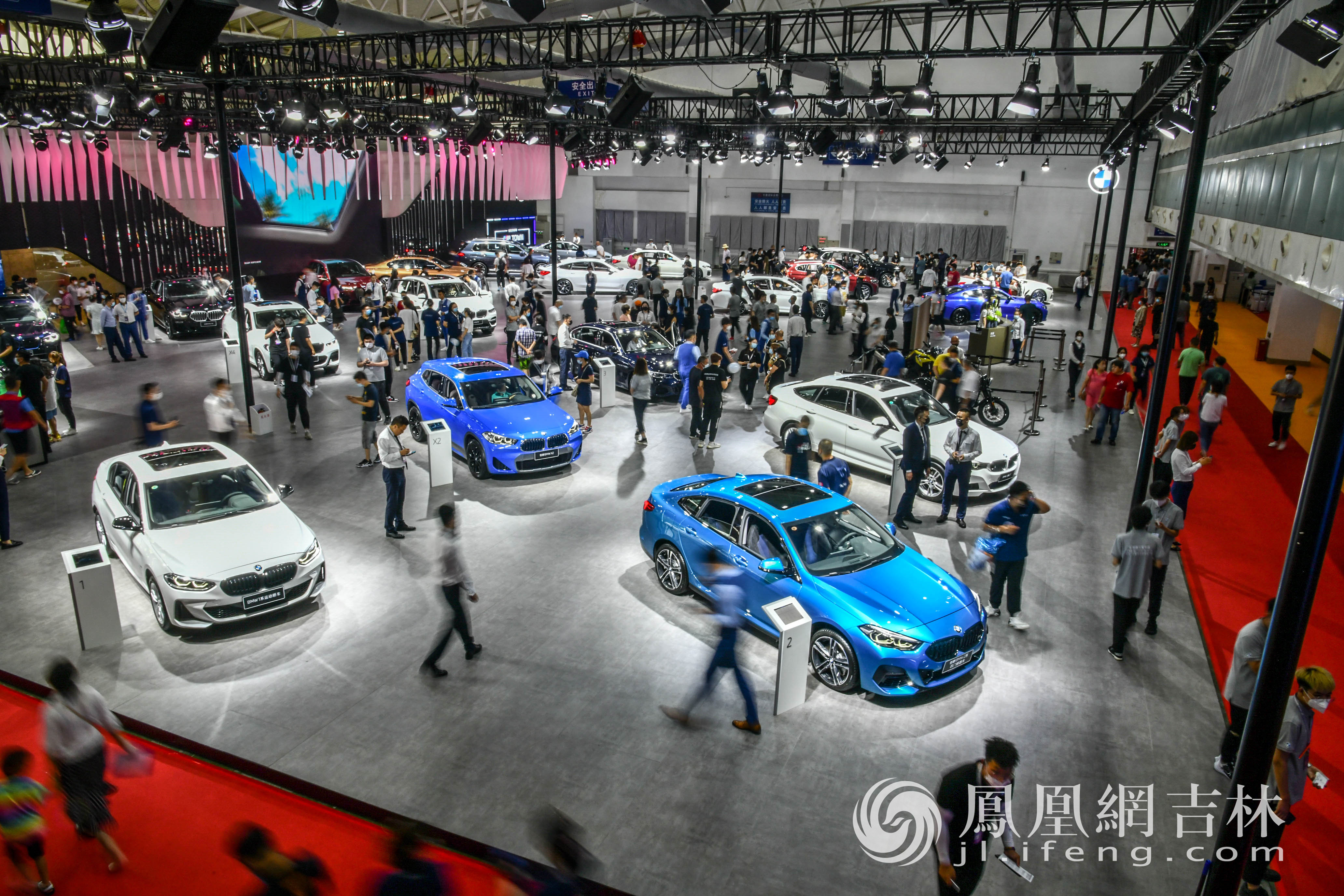 众多市民参观第18届中国（长春）国际汽车博览会。梁琪佳摄
