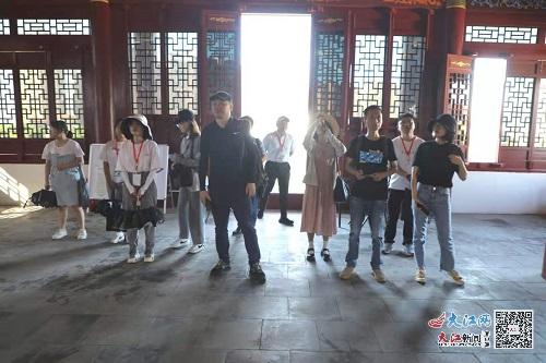 融媒体记者登上快阁参观 舒言诚/摄