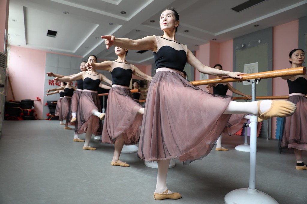 河南郑州逐梦芭蕾舞的奶奶团平均年龄近60岁