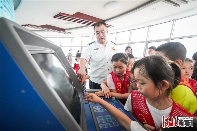 小记者们在南山头雷达塔通过讲解来了解雷达等航海专用器材的作用、性能。通讯员周嘉伟摄