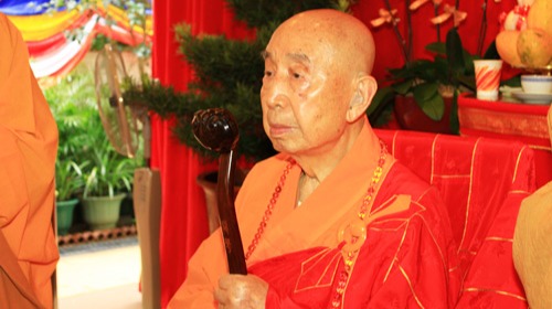 觉光长老俗名谷成海,从小与佛结缘,随青一和尚出家