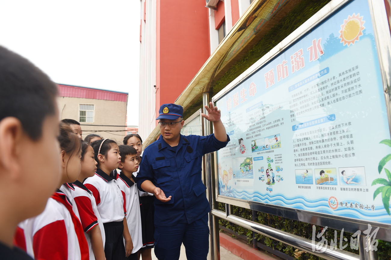 2021年7月2日,河北省隆堯縣消防救援大隊隊員郭偉在實驗小學為學生