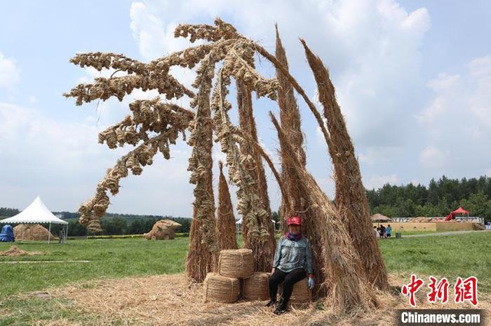 全国高校大学生制作“稻草”雕塑群