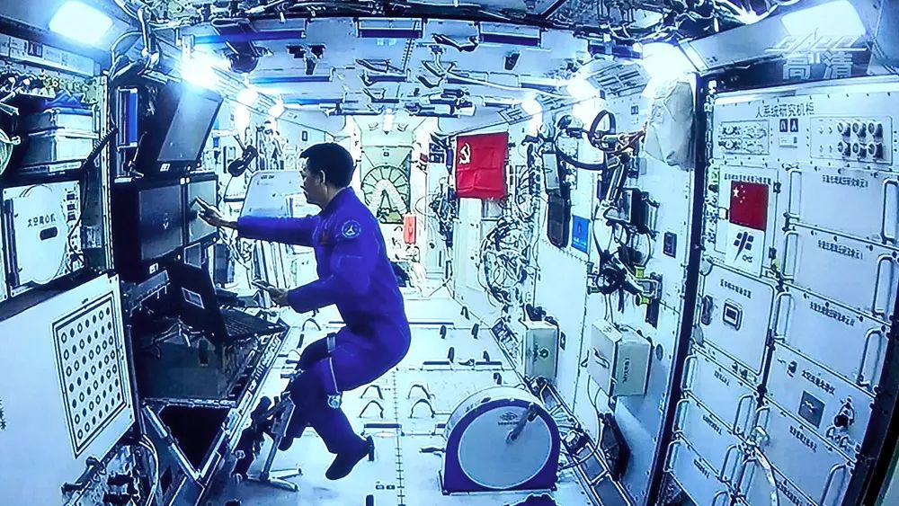 唐驳虎:中国空间站首次出舱 航天员背后有多少科技支撑?