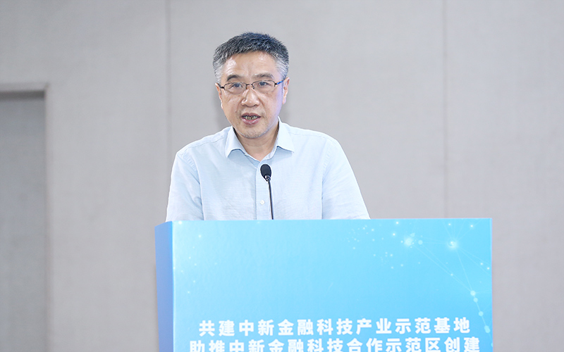 人行重庆营业管理部党委委员、副主任吴豪声致辞