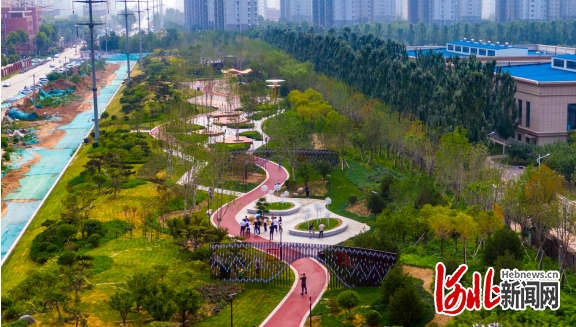 位于石家庄北二环与翟营大街交口的“荷园”一角。