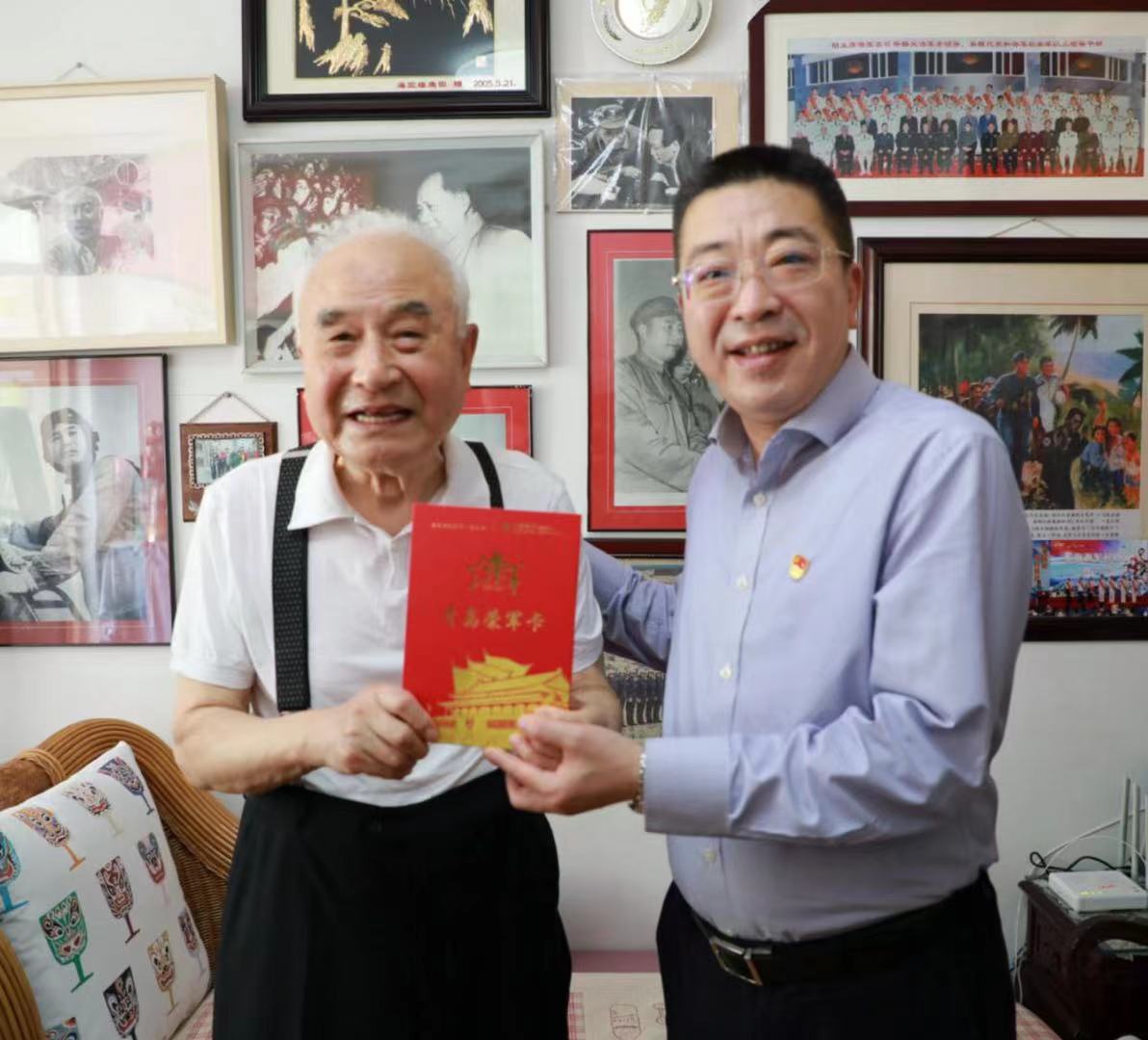 青岛中行俞群行长走访慰问空战老英雄高翔