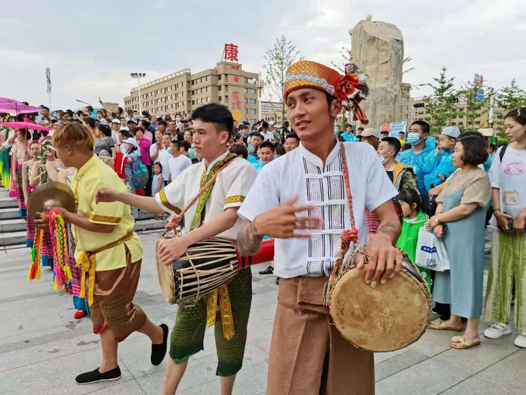 梅河口首届东北泼水节盛大开幕__凤凰网