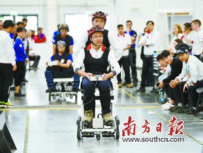 在往届世界技能大赛赛场上，来自广东的中国选手进行制造团队挑战赛项目2.5公里测试，最终他们取得了这个项目的金牌。资料图片