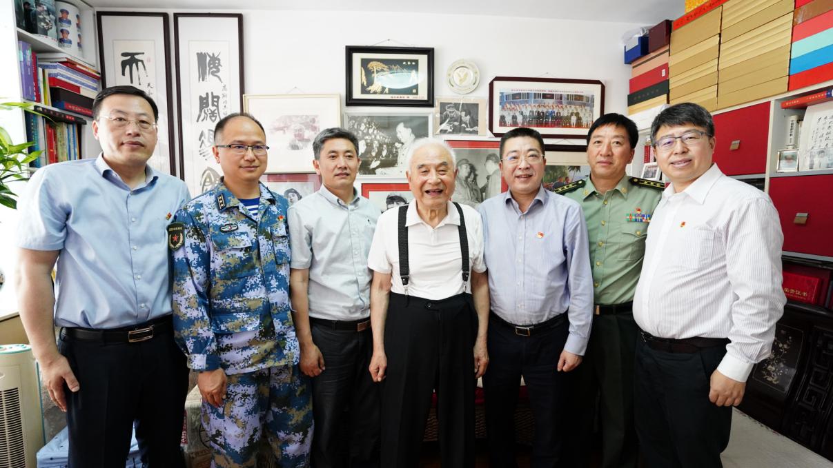 青岛中行俞群行长走访慰问空战老英雄高翔