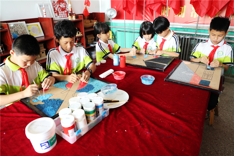 2021年7月9日,平乡县西位明德小学纸浆画社团学生在进行创作。 姚友谅摄