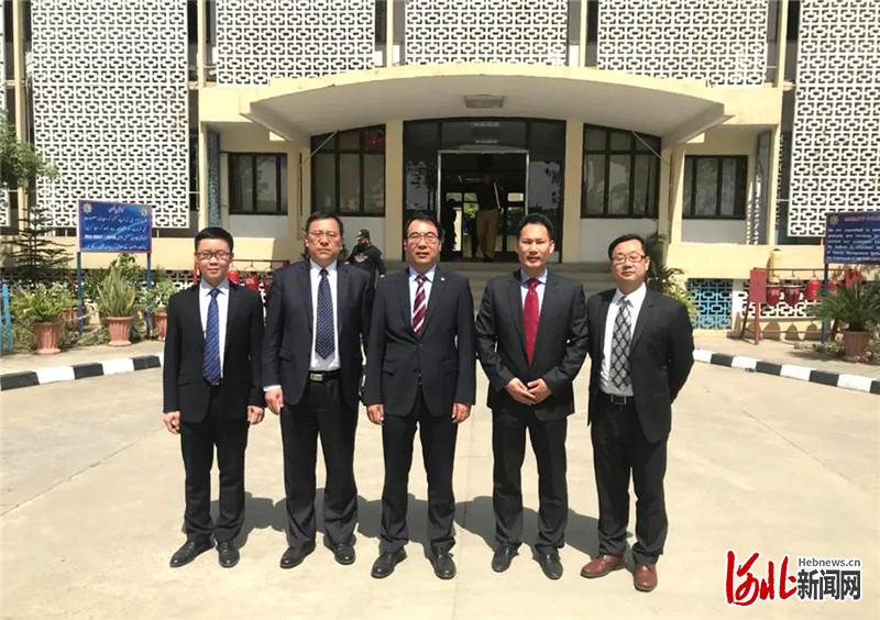 中车唐山公司董事长周军年（中）率领投标团队递交投标文件后合影。
