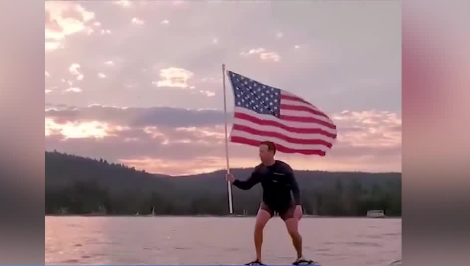 扎克伯格PO视频庆祝美国独立日 网友群嘲：诡异