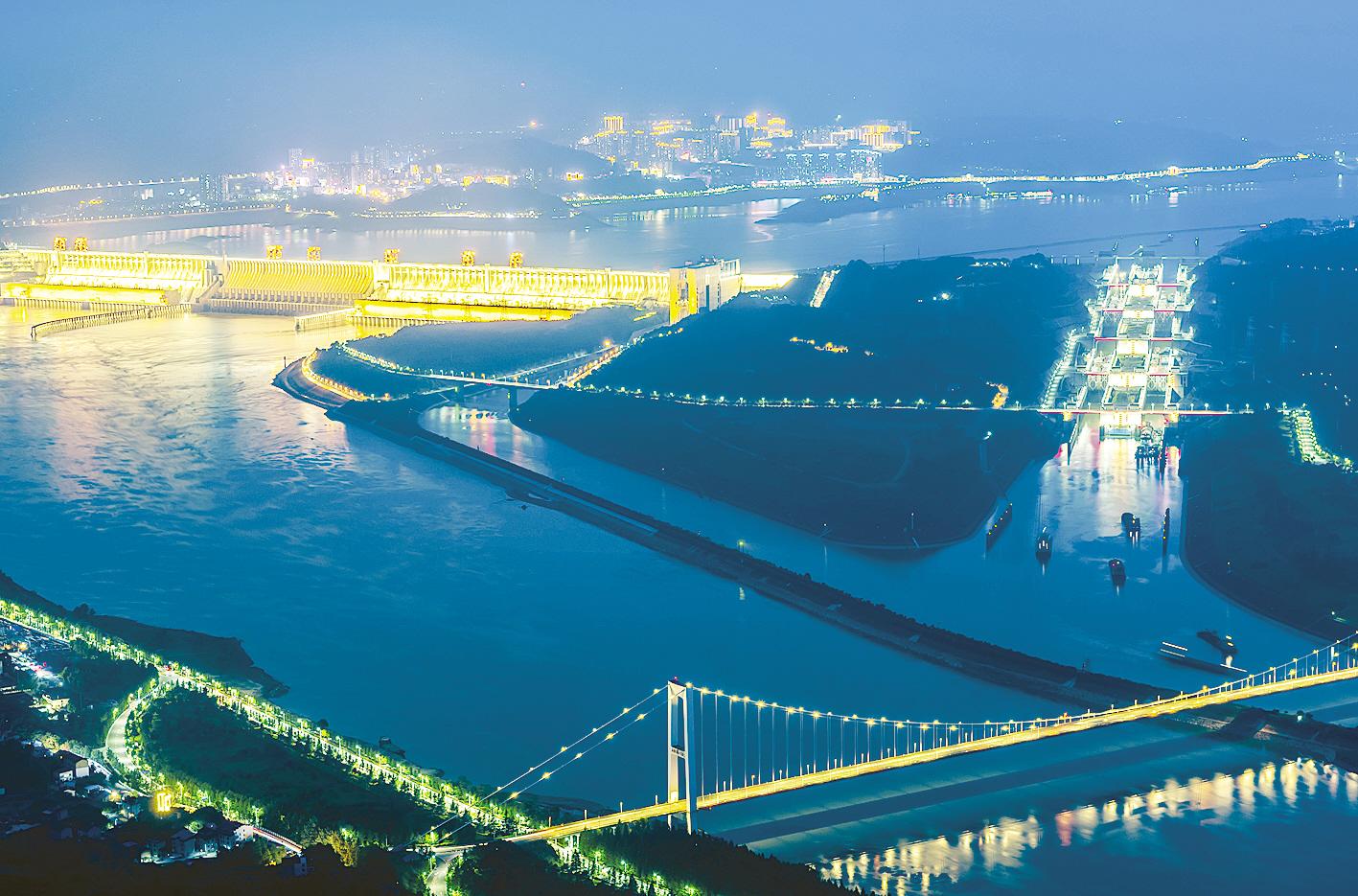 7月1日晚，船舶有序通过三峡五级船闸，三峡大坝夜色如画。（视界网 郑家裕 摄）