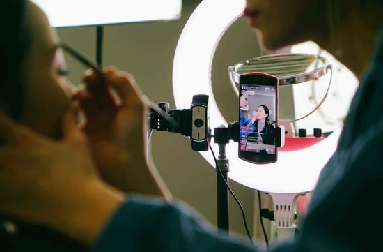 揭秘直播间假人效果：虚拟观众如何营造虚假繁荣 (直播间售假)-初仟社区