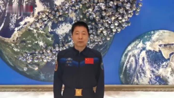 杨利伟寄语青少年：把视野投向更远更深的太空