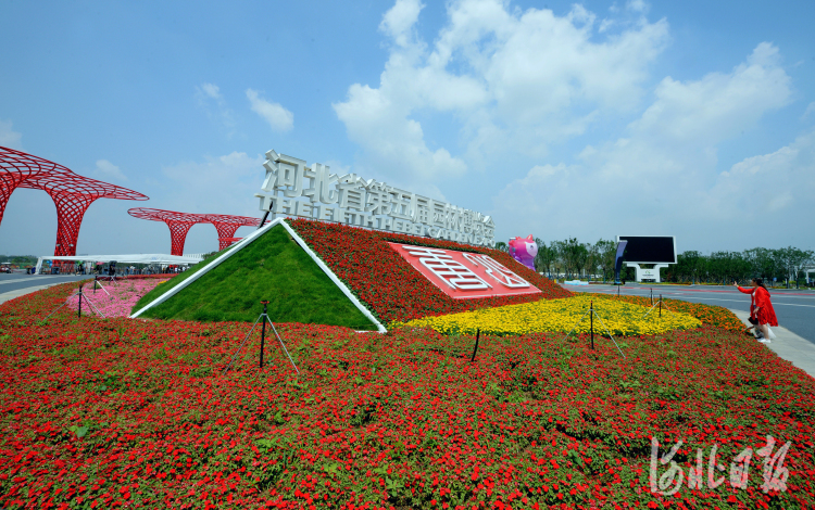 2021年7月4日，游客在位于河北省唐山市开平区的唐山园博园游览。河北日报记者杜柏桦摄影报道