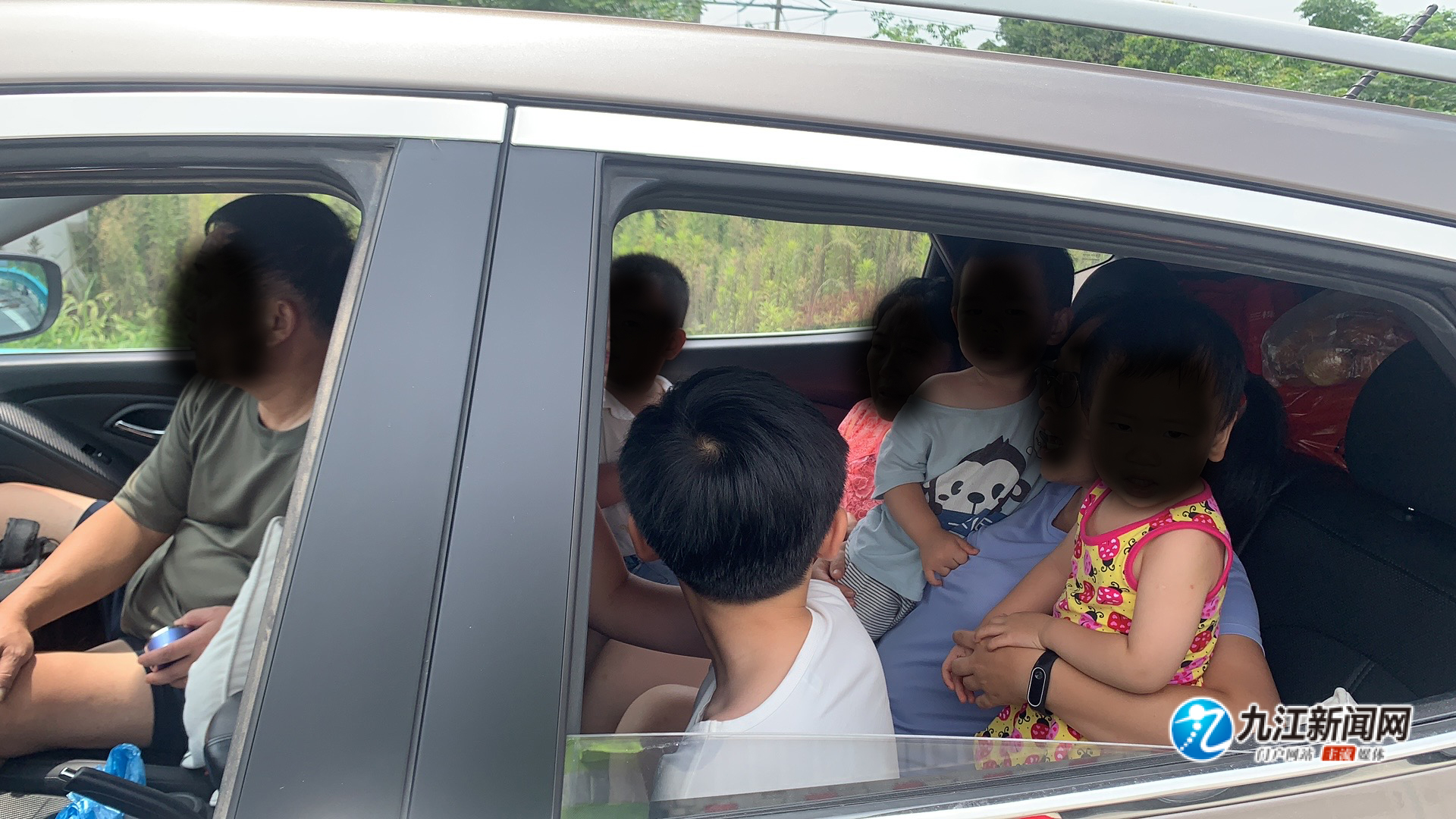 暑假这样上路太危险九江高速上一5座轿车挤进8人 凤凰网