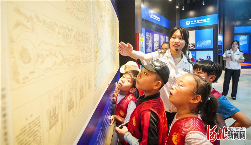 秦皇岛航标处工作人员为小记者们讲解航标知识。通讯员周嘉伟摄