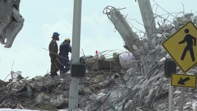 美国倒塌公寓废墟中又挖出遗体 官员避谈是否还有希望